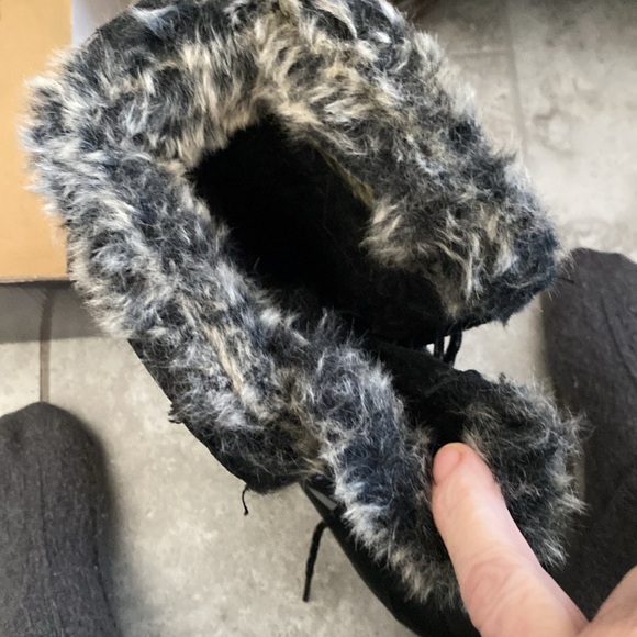 Greatest winter boot and so cute. Size 9 made by Khombu/ Northstar. Worn twice - Picture 3 of 3